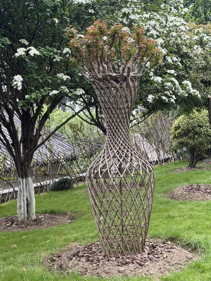 im dazugehörigen Park sehen wir interessante Figuren