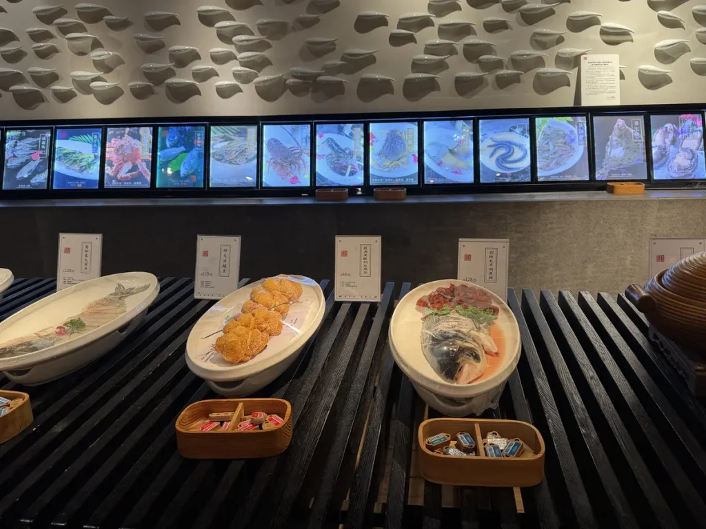 die Menüauswahl im Restaurant in Huangshan