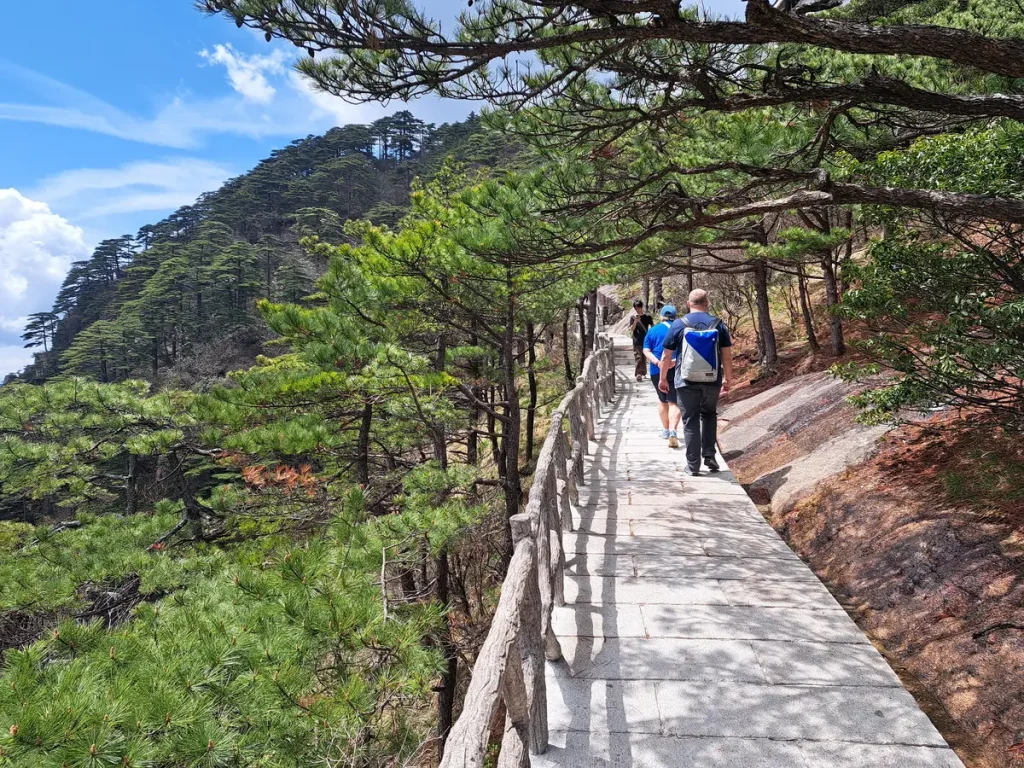 es gibt auch flache Wege, wenngleich die Treppen allgegenwärtig sind