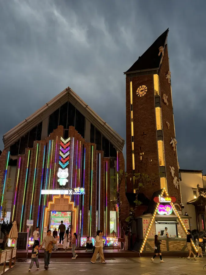 hier gibt es sogar eine Kirche?