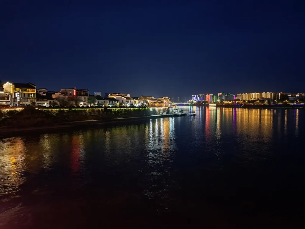 wir überqueren den Fluss und gehen zur Tunxi Old Street