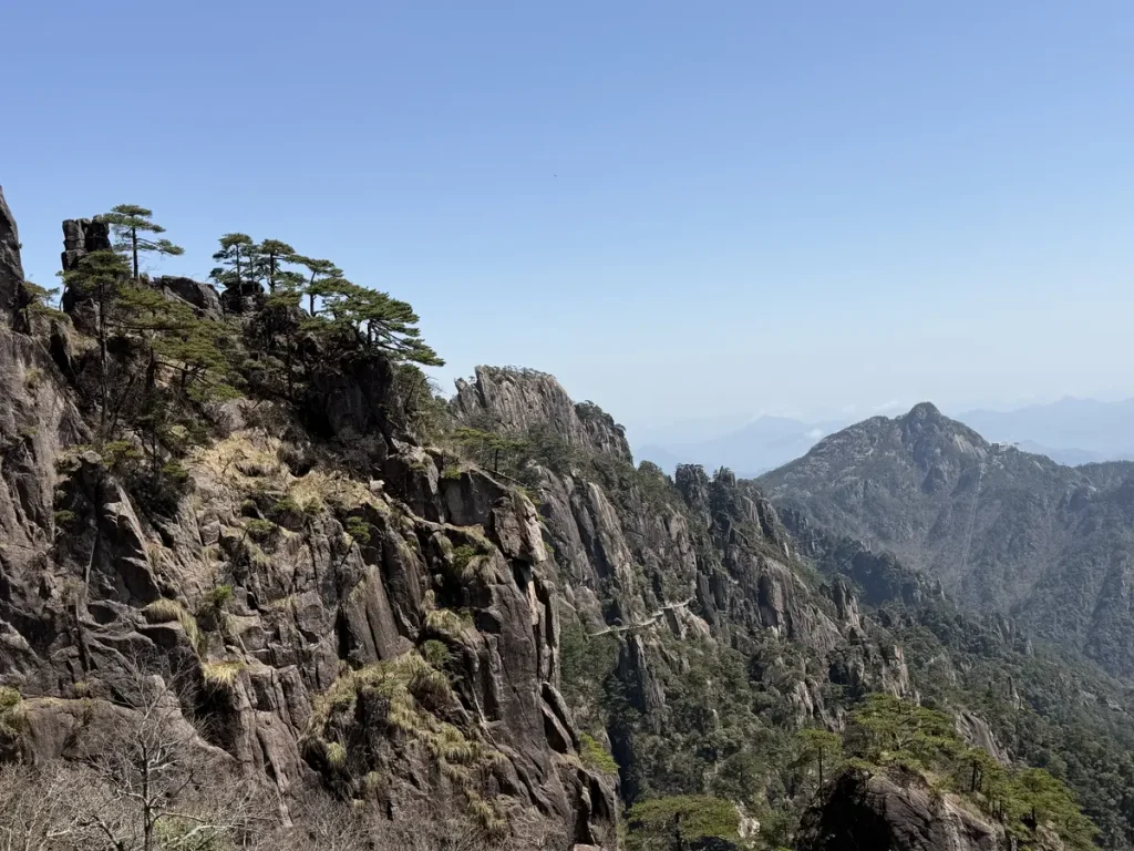 blauer Himmel und Sonnenschein begrüsst uns auf dem Huangshan