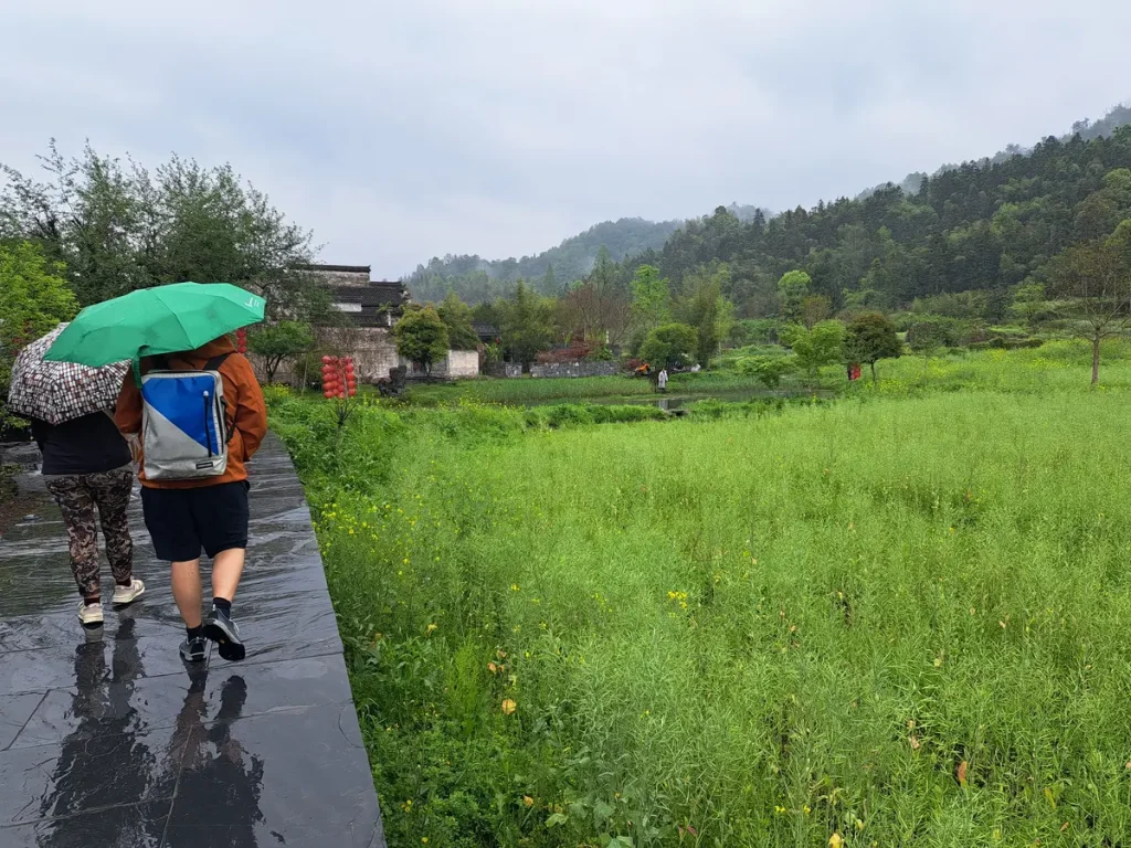 das Regenwetter trägt zur mystischen Stimmung bei