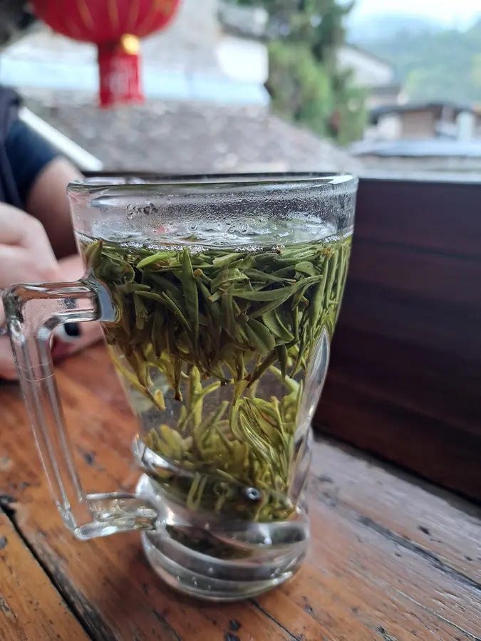 bei einem Glas lokalem Grüntee wärmen wir uns auf ...