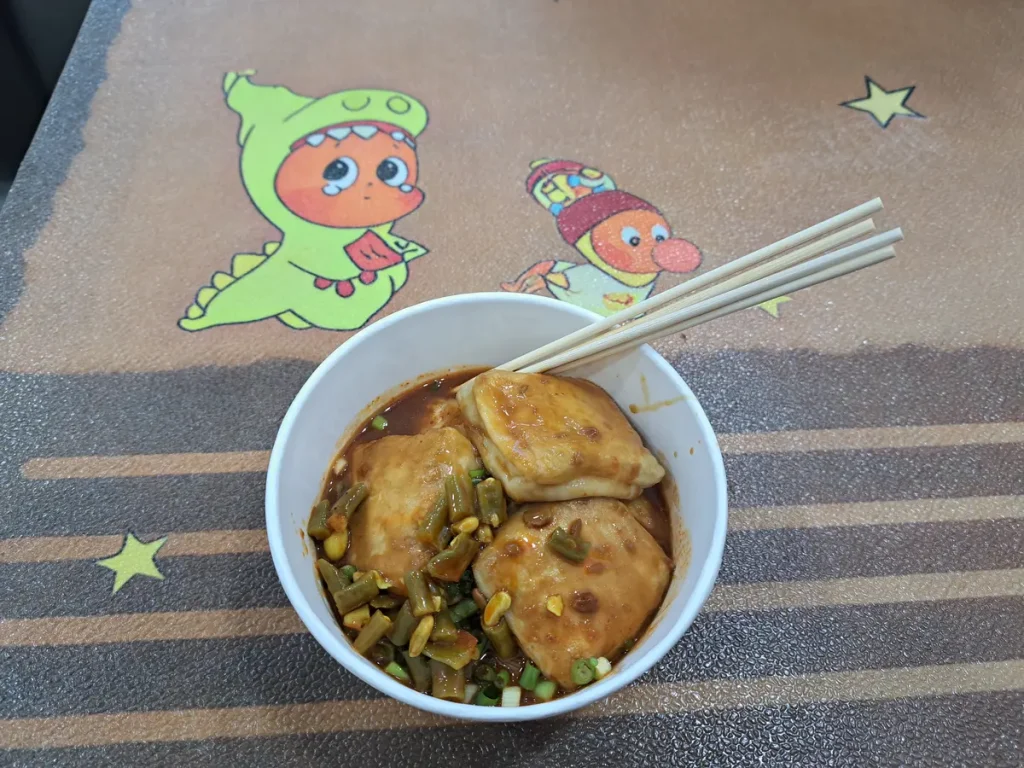 nachdem der Tofu auf der heissen Platte grilliert wurde, sieht es zum Glück appetitlicher aus