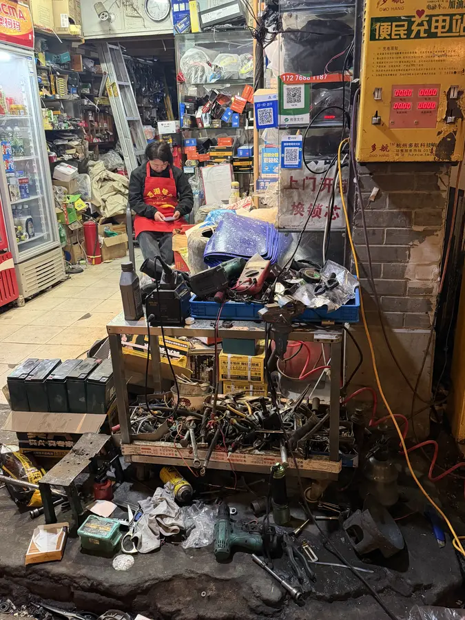 ein kleiner Reparaturladen