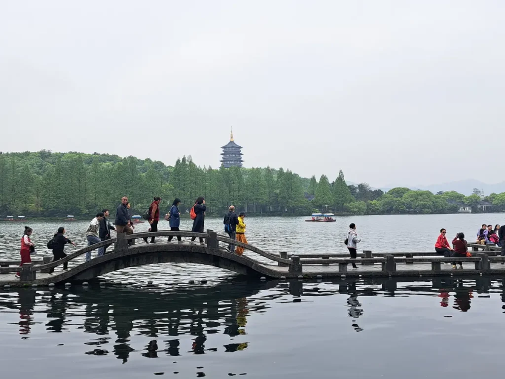 der Westlake von Hangzhou mit der Leifeng Pagode im Hintergrund