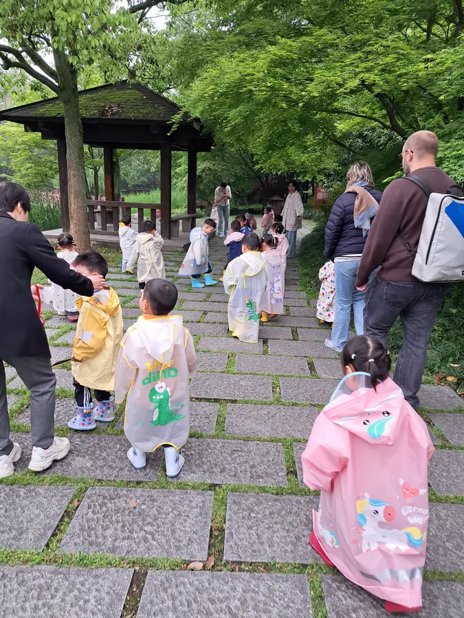 unterwegs begegnen wir einer Gruppe kleiner Kinder auf einem Ausflug