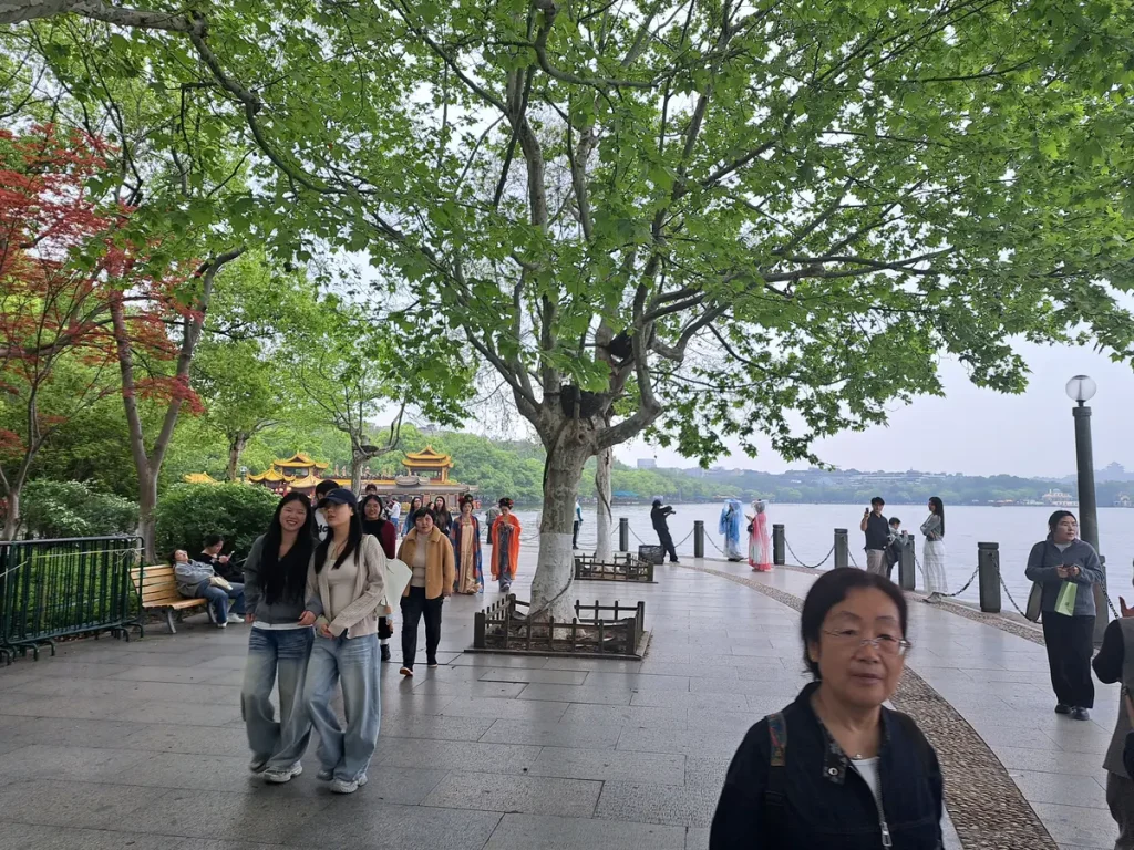 die Uferpromenade lädt zum Spazieren ein