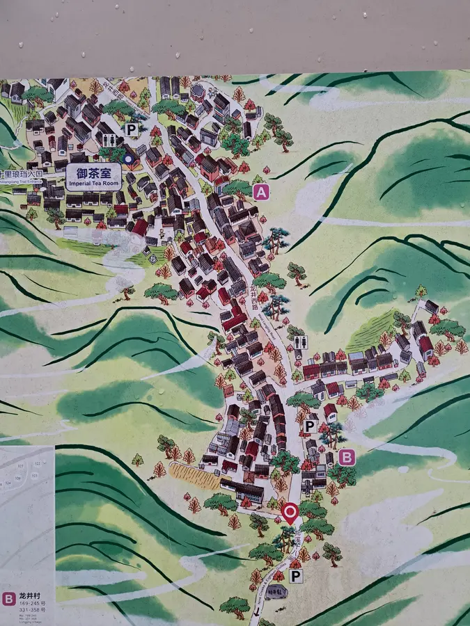 südlich vom Dorf führt ein Weg durch den Wald