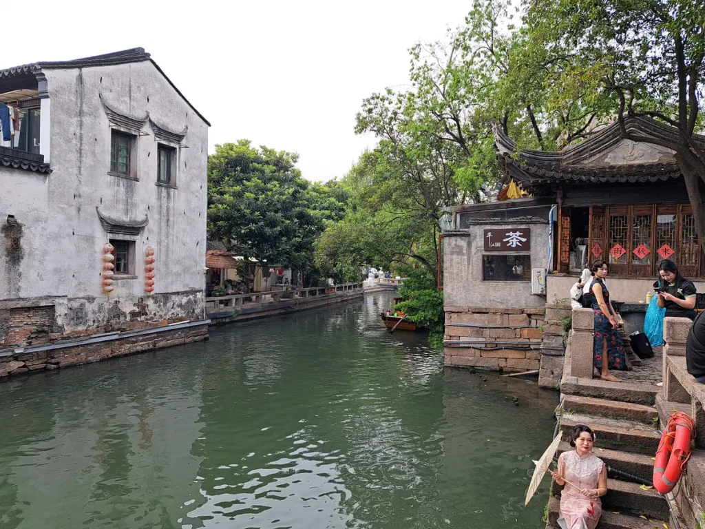 bis jetzt nur in Suzhou gesehen haben wir Damen, die im Stil der chinesischen 60er Jahre gekleidet sind