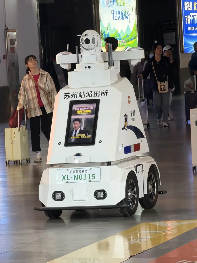 bei Ankunft im Bahnhof in Suzhou werden wir von einem Polizei-Roboter begrüsst