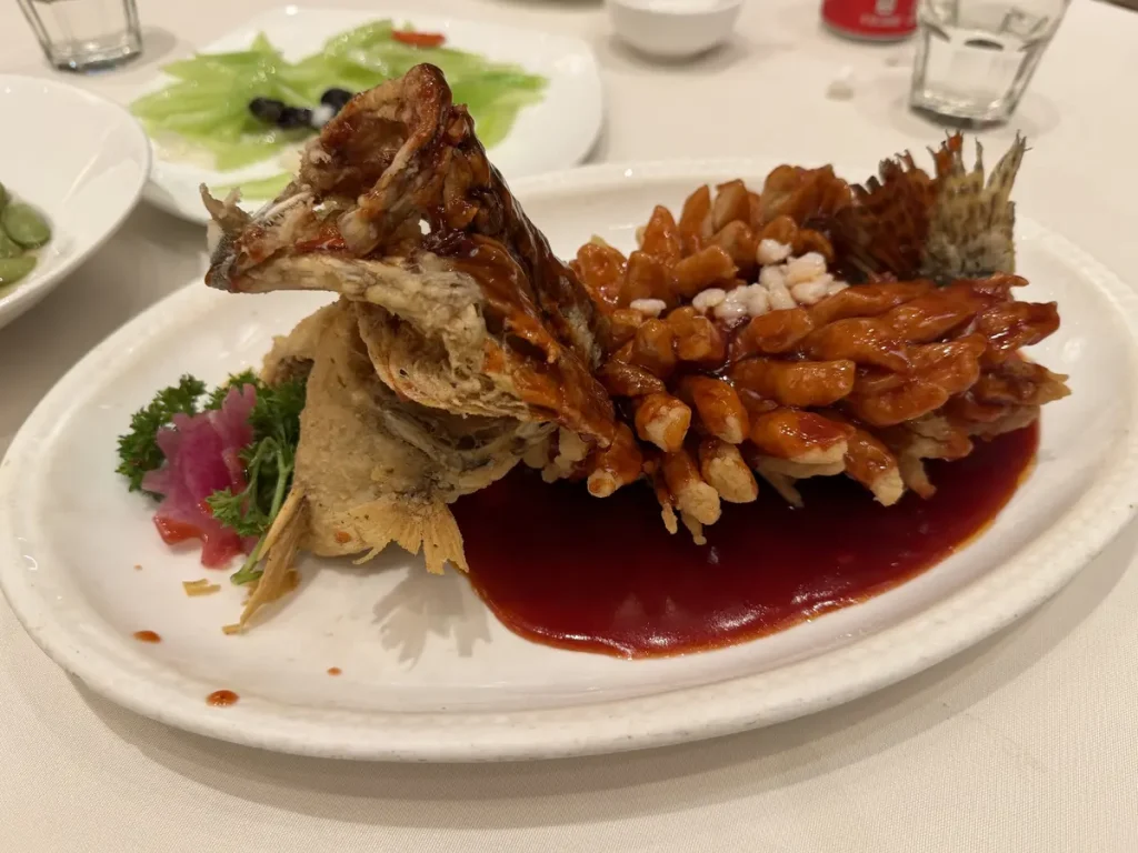bekannt für diese Region: Squirrel shaped Mandarin Fish - sehr lecker