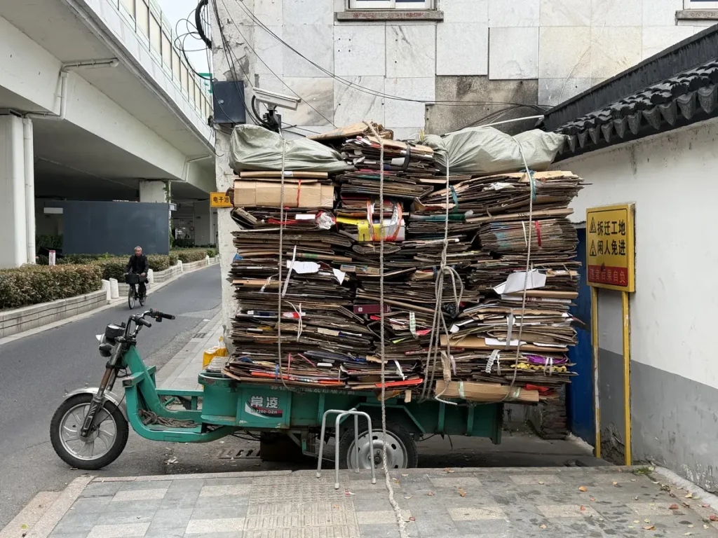 ein Töff mit Anhänger wird gerade mit Karton beladen