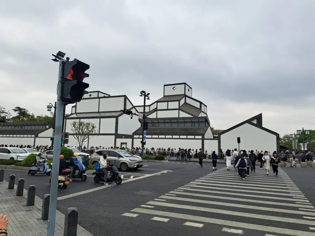 am Morgen auf dem Weg zum Frühstück gehen wir an der langen Warteschlange vor dem Suzhou Museum vorbei