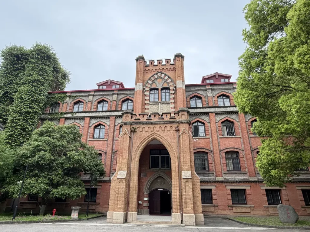 die Gebäude auf dem Hauptcampus