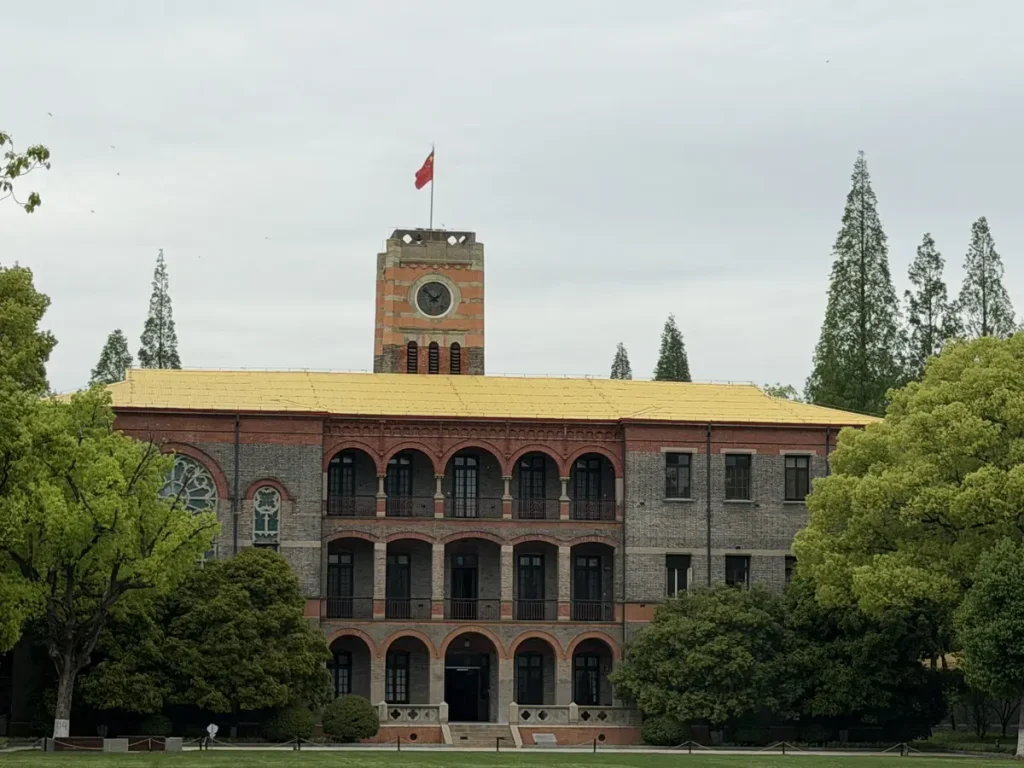 das ikonische Gebäude der Universität