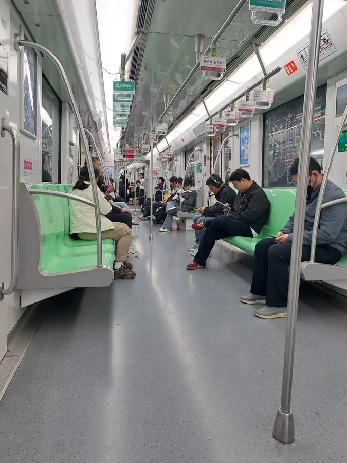 ruhige Metrofahrt an den See
