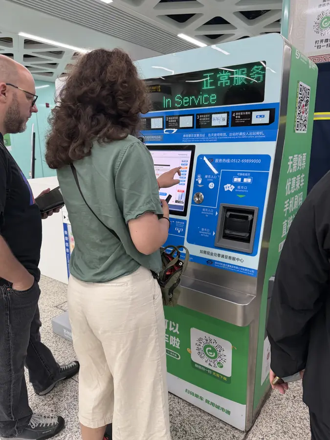 am Ticketautomaten kauft man die Billette für die Metro