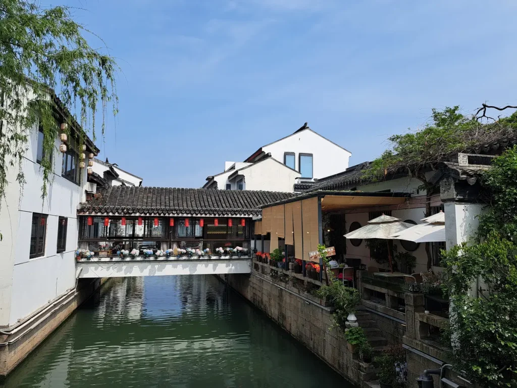 typisch Suzhou: weiss getünchte Häuser und Kanäle