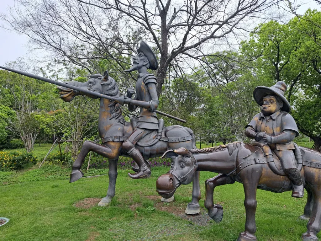 im Park rund um den See sind Kunstfiguren aufgestellt, zum Beispiel Don Quijote
