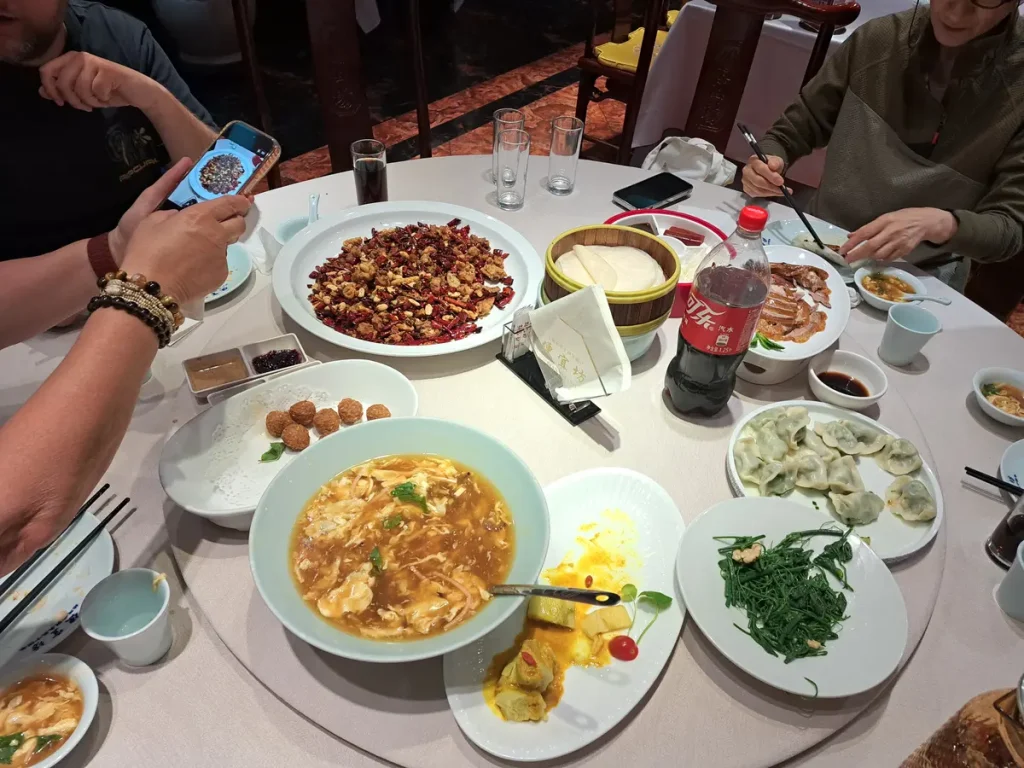 Abendessen am runden Drehtisch