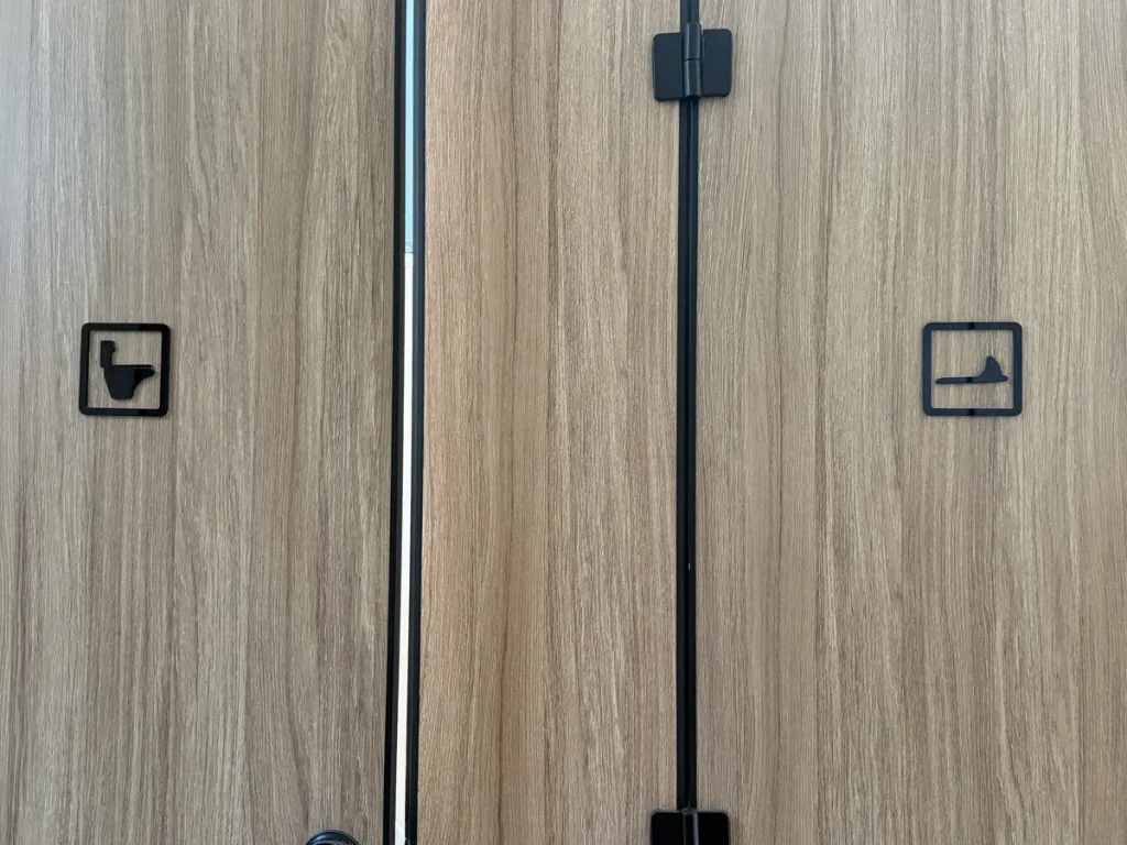 Diese Symbole sind wichtig, wenn man nicht auf einem Plumpsklo landen möchte