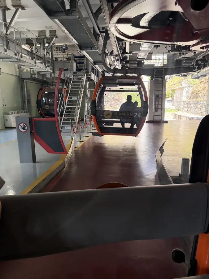 mit der Seilbahn gehts hoch auf die Mauer