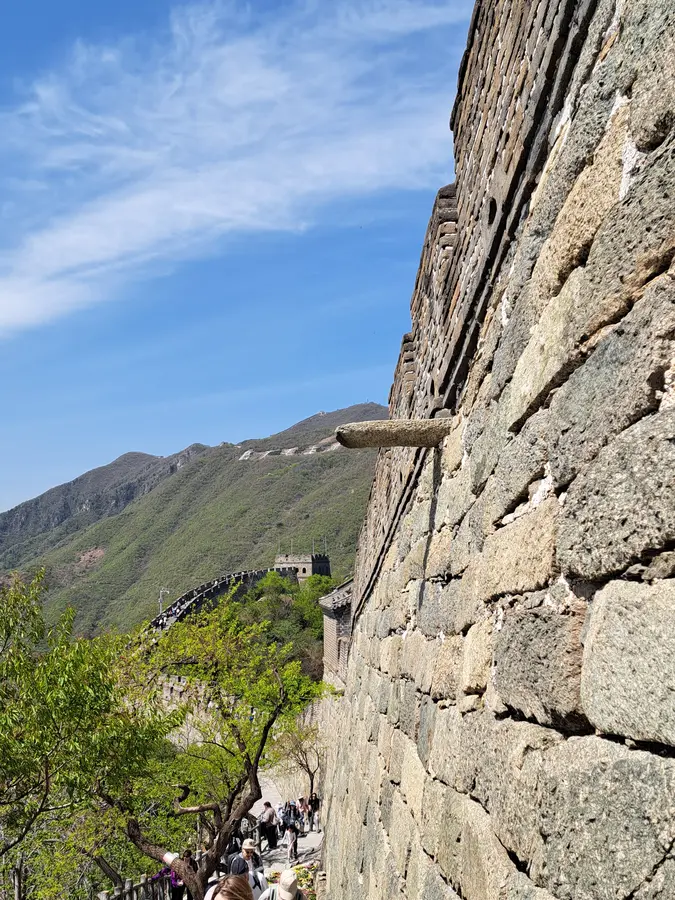 teils kann man auch neben der Mauer entlanggehen