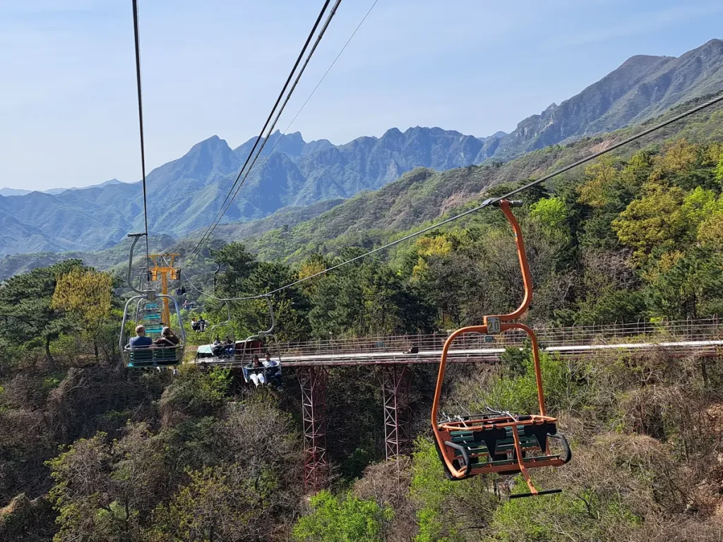 mit der Sesselbahn gehts von der Mauer wieder runter zum Eingang