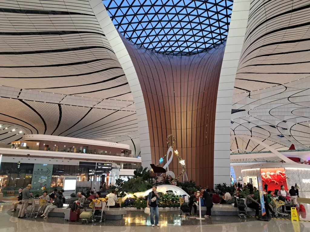 der neue Flughafen Daxing in Beijing ist sehr schön gemacht