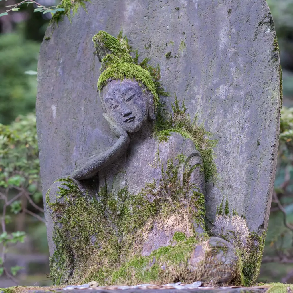 Moosüberzogene Buddhastatue in Kyoto
