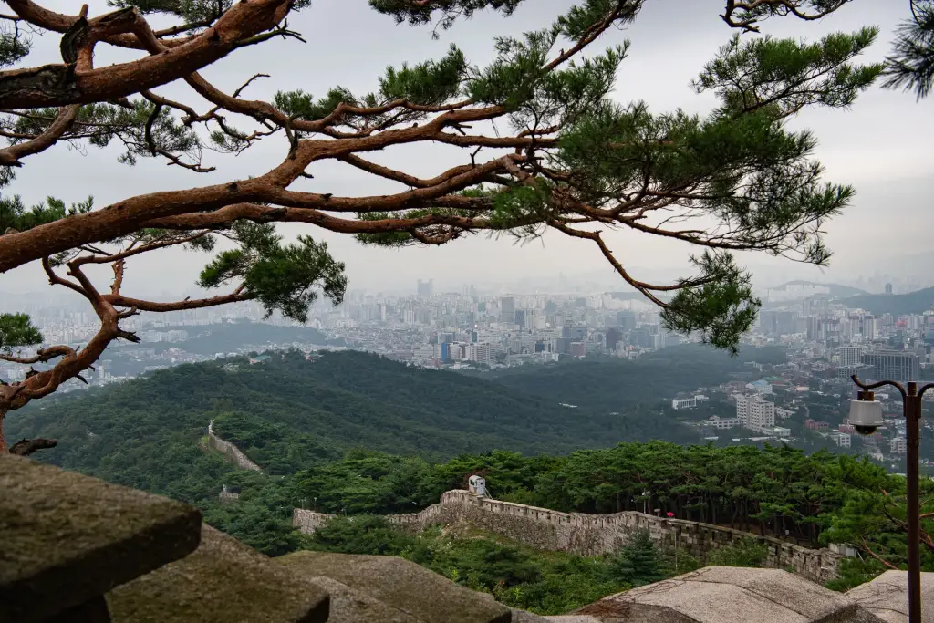 Blick auf Seoul vom Berg Bukhansan auf der Stadtmauerwanderung