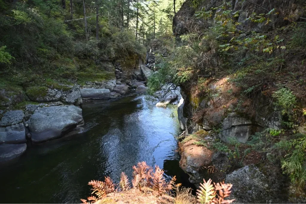 «brennender See» - einerseits ist der See kein See sondern ein Fluss, der an der fraglichen Stelle etwas ruhiger fliesst, andrerseits brennt dort gar nichts