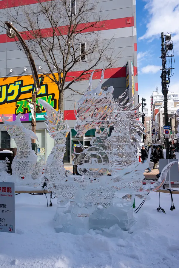 Monumentale Schneeskulpturen im Odori Park