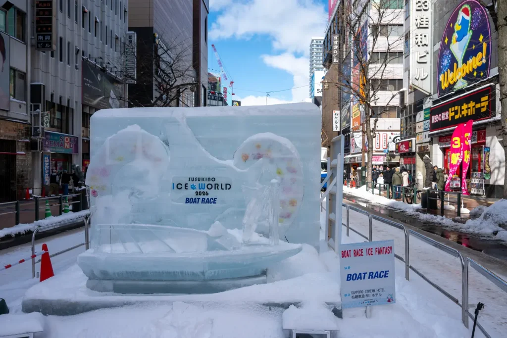 Monumentale Schneeskulpturen im Odori Park
