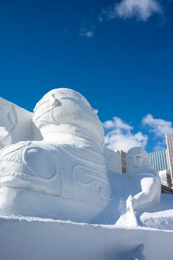 Monumentale Schneeskulpturen im Odori Park