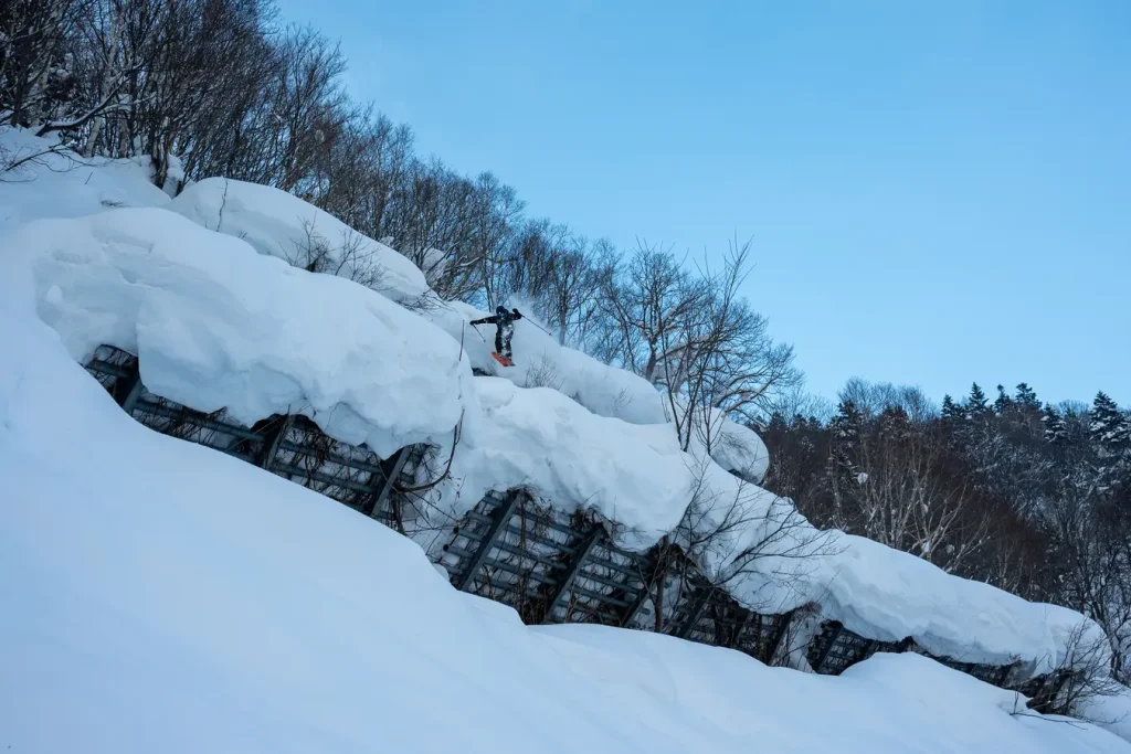 Sprünge im Tiefschnee in Kokusai