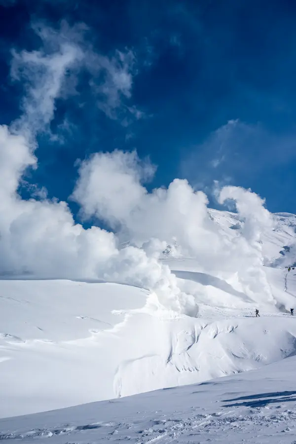 Dampfende Fumarolen am Asahidake