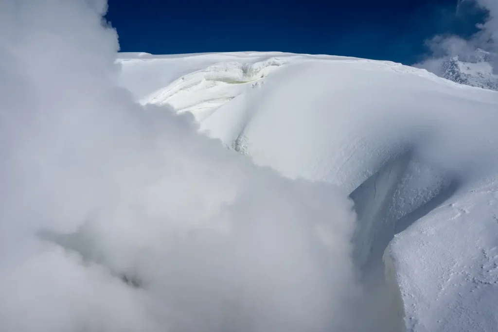 Dampfende Fumarolen am Asahidake
