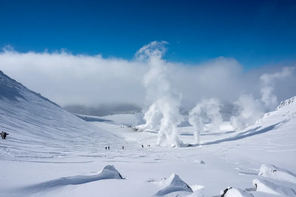 Dampfende Fumarolen am Asahidake