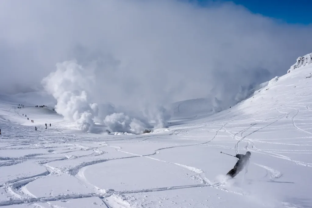 Dampfende Fumarolen am Asahidake