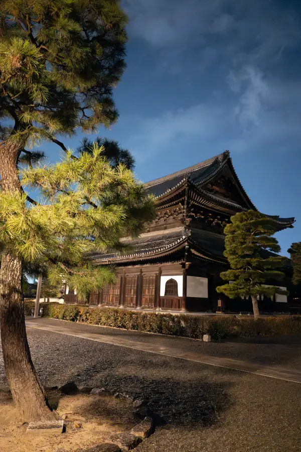 Spaziergang durch Kyoto am Abend