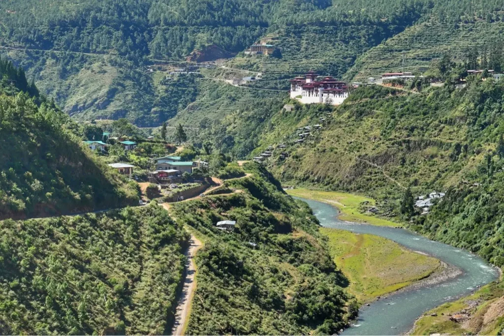 hoch über dem Fluss thront der Dzong Wangdue Phodrang