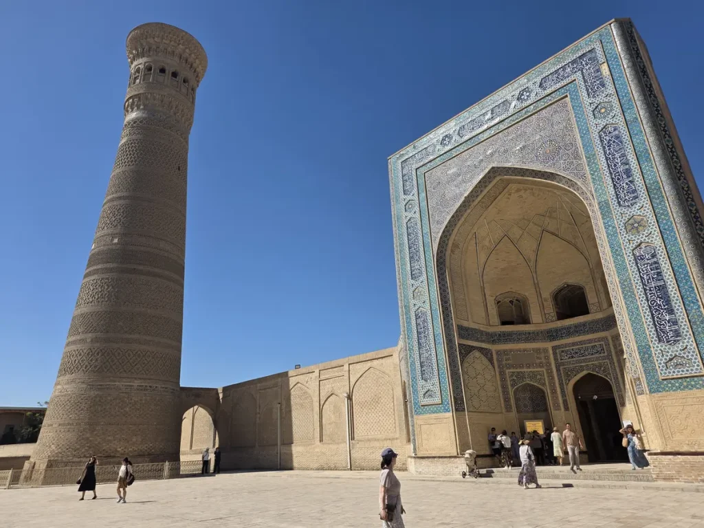 Kalon Minarett und Moschee