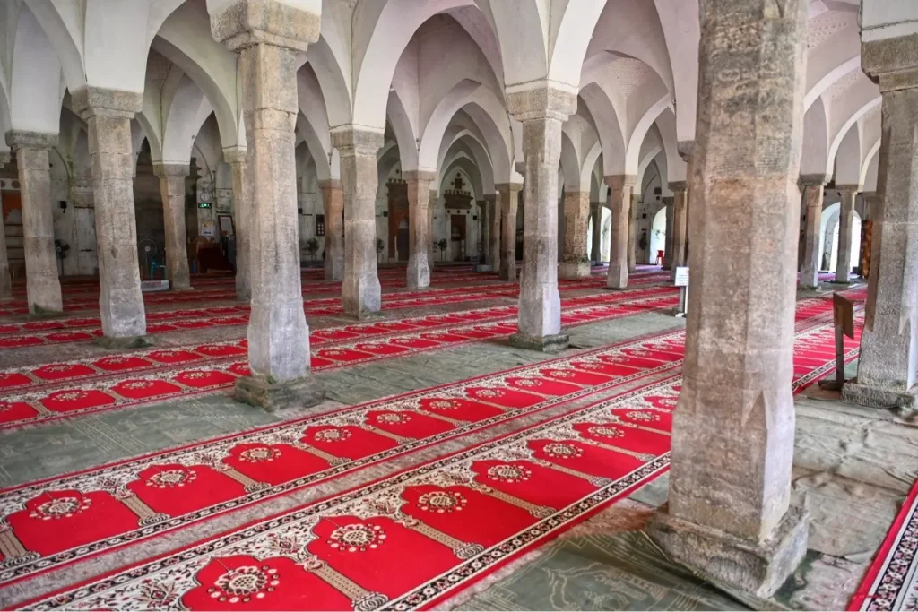die Moschee der 60 Kuppeln, die eigentlich 60 Säulen und 74 Kuppeln hat