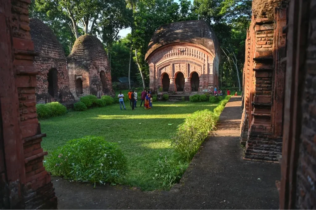 ein malerischer, leicht verfallener Shiva-Tempel