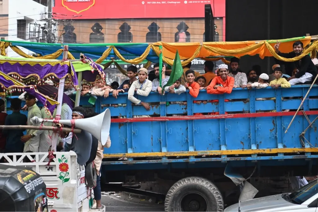 Überall sehen wir jüngere Leute mit grünen Islam-Fahnen, die auf den Brücken von grossen und kleinen Lastwagen mit viel Musik und Lärm unterwegs zu einem zentralen religiösen Fest sind, um den Geburtstag des Propheten Mohammed zu feiern