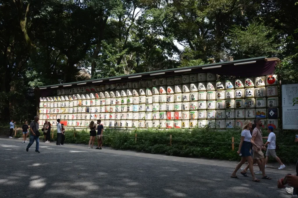 Auf dem Weg zum Meiji-Schrein in Tokyo läuft man an diesen Sakefässern vorbei, die dem Schrein gespendet wurden.