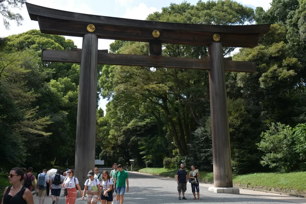 Gesäumt wird der Weg zum Schrein von riesigen Torii.